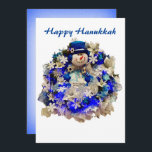Tarjeta Festiva Estrella Hanukkah moderna de David Snowman Wreath<br><div class="desc">Celebre las vacaciones judías con esta hermosa y única tarjeta de saludo. Qué hermosa carta para bendecir a tus amigos y familia durante el Festival de las Luces. Este moderno diseño cuenta con un muñeco de nieve feliz que lleva un sombrero de terciopelo azul con una estrella de David sobre...</div>