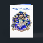 Tarjeta Festiva Estrella Hanukkah moderna de David Snowman Wreath<br><div class="desc">Celebre las vacaciones judías con esta hermosa y única tarjeta de saludo. Qué hermosa carta para bendecir a tus amigos y familia durante el Festival de las Luces. Este moderno diseño cuenta con un muñeco de nieve feliz que lleva un sombrero de terciopelo azul con una estrella de David sobre...</div>