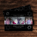 Tarjeta Festiva Estrella monocroma Hanukkah moderna de David 3 Fot<br><div class="desc">El clásico minimalista bar/murciélago Mitzvah y la moderna estrella de David Hanukkah con un fondo sólido crean un diseño elegante y sofisticado. Para obtener otros colores de coordinación o productos coincidentes,  visite JustFharryn @ Zazzle.com o póngase en contacto con el diseñador,  c/o Fharryn@yahoo.com Todos los derechos reservados. Zazzlemade.</div>