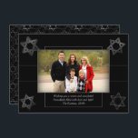 Tarjeta Festiva Estrella monocroma Hanukkah moderna de David Photo<br><div class="desc">El clásico minimalista bar/murciélago Mitzvah y la moderna estrella de David Hanukkah con un fondo sólido crean un diseño elegante y sofisticado. Para obtener otros colores de coordinación o productos coincidentes,  visite JustFharryn @ Zazzle.com o póngase en contacto con el diseñador,  c/o Fharryn@yahoo.com Todos los derechos reservados. Zazzlemade.</div>