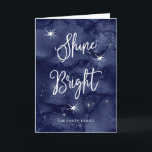 Tarjeta Festiva Estrellas brillantes del brillo el | en Jánuca<br><div class="desc">Estas tarjetas hermosas de Jánuca dicen el "brillo brillante",  en escritura y texto manuscritos blancos de moda,  en un fondo azul profundo del cielo nocturno con muchos protagonizan. Cree su propio mensaje personal en el interior.</div>