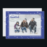 Tarjeta Festiva Estrellas de manos cortas Felices Fiestas Familiar<br><div class="desc">Elegantes y bonitas tarjetas de fotos son perfectas para todos tus amigos y familia esta temporada de vacaciones. Personalizar el texto "feliz hanukkah" con tu propio saludo y cambia el nombre de la familia y el año e intercambia la foto por una foto de tus hijos, mascota o toda la...</div>