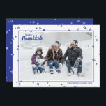 Tarjeta Festiva Estrellas de manos cortas feliz familia Hanukkah<br><div class="desc">Elegantes y bonitas tarjetas de fotos son perfectas para todos tus amigos y familia esta temporada de vacaciones. Personalizar el texto "feliz hanukkah" con tu propio saludo y cambia el nombre de la familia y el año e intercambia la foto por una foto de tus hijos, mascota o toda la...</div>
