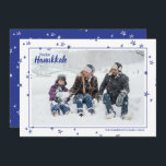 Tarjeta Festiva Estrellas de manos cortas feliz familia Hanukkah<br><div class="desc">Elegantes y bonitas tarjetas de fotos son perfectas para todos tus amigos y familia esta temporada de vacaciones. Personalizar el texto "feliz hanukkah" con tu propio saludo y cambia el nombre de la familia y el año e intercambia la foto por una foto de tus hijos, mascota o toda la...</div>