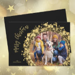 Tarjeta Festiva Estrellas de oro en foto navideña de moras negras<br><div class="desc">Círculos de oro, estrellas y puntos coronaron sobre un fondo negro alrededor de tu foto favorita con tus nombres y Feliz Navidad con letras de moda, una hermosa manera de enviar alegría por las vacaciones. *UTILIZAR UNA FOTO HORIZONTAL para obtener los mejores resultados o recortar tu foto a un cuadrado...</div>