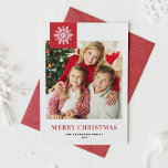 Tarjeta Festiva Etiqueta de copos de nieve roja, foto navideña<br><div class="desc">Envíe sus deseos de vacaciones a amigos y familiares con esta tarjeta de Navidades de personalizable. Esta tarjeta de Navidades fotográficos presenta caligrafía moderna con acento de copo de nieve. Personalice agregando sus detalles. Esta tarjeta de Navidades de fotos está disponible en otros colores y material de cartón. Los elementos...</div>