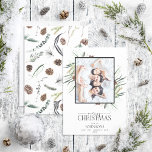 Tarjeta Festiva Eucalyptus Dusty Winter Merry Christmas Photo Holi<br><div class="desc">Presentamos nuestra tarjeta Eucalyptus Dusty Winter Merry Christmas Photo Card! Esta hermosa tarjeta muestra su foto familiar favorita, con Feliz Navidad en una popular caligrafía con letras a mano y dúo de letras serif. Está adornado con plantas botánicas acuáticas pintadas a mano y con conos de abetos de invierno. La...</div>