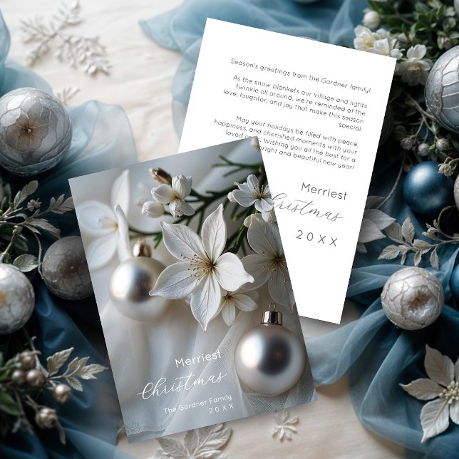 Tarjeta Festiva Exquisite Delicate White Flowers Silver Ornament (Exquisite Delicate White Flowers with Silver Christmas Ornaments on a Soft Blurred Background Cards.)
