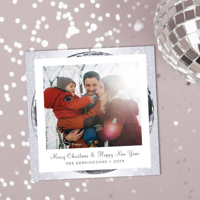 Tarjeta Festiva Familia de invierno festiva Purpurina de plata (Shimmering Disco Ball Snowflake Family Christmas Holiday Card)