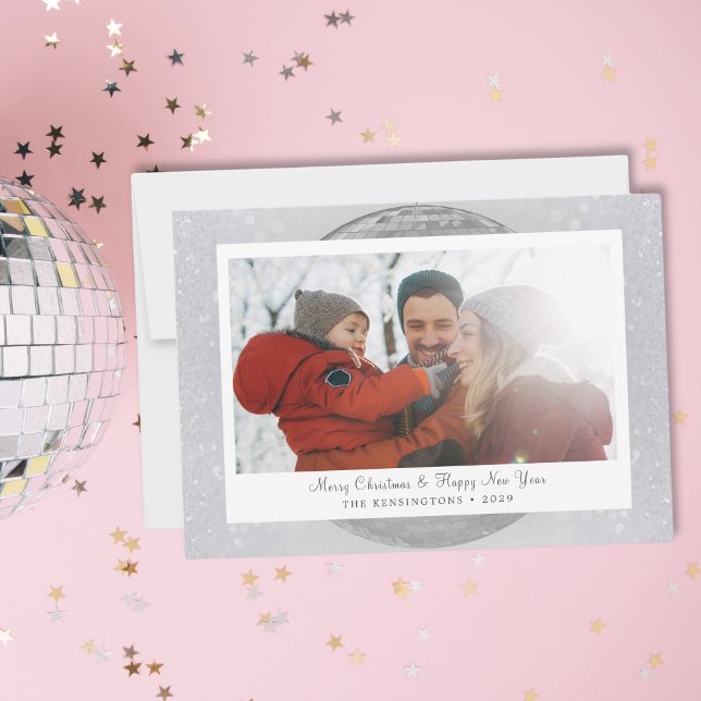 Tarjeta Festiva Familia de invierno Purpurina de plata (Personalized Snowflake Disco Ball Christmas Card)
