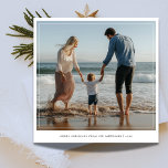 Tarjeta Festiva Familia de Navidades de playa de escritura a mano<br><div class="desc">Celebra la alegría de un Navidad costero con esta elegante carta temática de playa. Con una foto familiar enmarcada y escritura informal, es un diseño cálido y minimalista que trae la belleza de la costa a los saludos de vacaciones. Perfecto para compartir recuerdos junto al mar con sus seres queridos....</div>