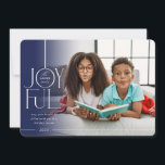 Tarjeta Festiva FAMILIA FOTO 2023 elegante estilo navío moderno<br><div class="desc">por kat massard >>> WWW.SIMPLYSWEETPAPERIE.COM <<< Un diseño elegante de tarjeta que presenta la cita "JOYFUL" con un tipo de guión elegante combinado con tipografía de serif y color liso en el reverso, lo que le da la oportunidad de escribir a mano un mensaje personal. ¡Con una foto en forma...</div>