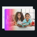 Tarjeta Festiva FAMILIA FOTO 2023 elegante tipo moderno arcoíris d<br><div class="desc">por kat massard >>> WWW.SIMPLYSWEETPAPERIE.COM <<< Un diseño elegante de tarjeta que presenta la cita "JOYFUL" con un tipo de guión elegante combinado con tipografía de serif y color liso en el reverso, lo que le da la oportunidad de escribir a mano un mensaje personal. ¡Con una foto en forma...</div>