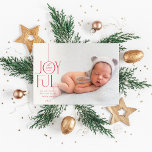 Tarjeta Festiva FAMILIA FOTO 2023 elegante tipo moderno blanco des<br><div class="desc">por kat massard >>> WWW.SIMPLYSWEETPAPERIE.COM <<< Un diseño elegante de tarjeta que presenta la cita "JOYFUL" con un tipo de guión elegante combinado con tipografía de serif y color liso en el reverso, lo que le da la oportunidad de escribir a mano un mensaje personal. ¡Con una foto en forma...</div>