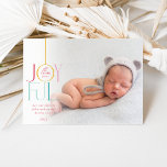 Tarjeta Festiva FAMILIA FOTO de 2023 color blanco moderno<br><div class="desc">por kat massard >>> WWW.SIMPLYSWEETPAPERIE.COM <<< Un diseño elegante de tarjeta que presenta la cita "JOYFUL" con un tipo de guión elegante combinado con tipografía de serif y color liso en el reverso, lo que le da la oportunidad de escribir a mano un mensaje personal. ¡Con una foto en forma...</div>