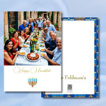 Tarjeta Festiva Familia Hanukkah Foto Oro Azul<br><div class="desc">Una simple foto familiar de esta tarjeta personal de felicitación de Hanukkah. El diseño también incluye un adorno dorado. Al revés,  el Menorrah está decorado con un fondo azul y un espacio para su mensaje personal. Cambia fácilmente la foto para tus propias imágenes personales.</div>