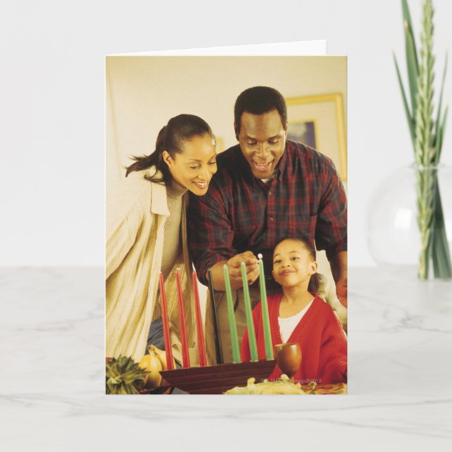 Tarjeta Festiva Family lighting the Kinara for Kwanzaa (Anverso)