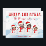 Tarjeta Festiva Famosa foto navideña de la familia Snowman<br><div class="desc">Celebra la temporada de fiestas con nuestra divertida foto navideña de la familia Snowman, un placer delicioso que capta la alegría de las festividades de invierno. Esta encantadora imagen cuenta con una caprichosa familia de hombres de nieve, con expresiones lúdicas que encarnan el espíritu de unión. Perfecto para las tarjetas...</div>