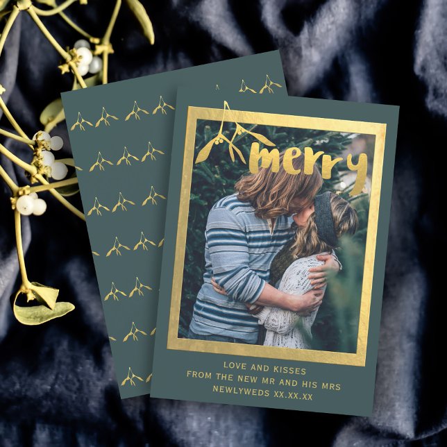 Tarjeta Festiva Faux Mistletoe Faux Green Faux Gold Holiday Card (Add your photo to this green and gold Merry Mistletoe holiday photo card)