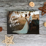 Tarjeta Festiva Fe, esperanza y amor por la mano<br><div class="desc">Esta tarjeta de vacaciones incluye las palabras "fe,  esperanza y amor",  escritas a mano sobre una foto con todo su color. La parte delantera tiene espacio para tu nombre y el año mientras que la parte trasera tiene espacio para otra foto así como un saludo corto.</div>