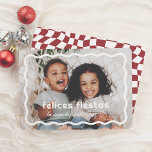 Tarjeta Festiva Felices Fiestas | Borde Ondulado Retro con Foto<br><div class="desc">Esta tarjeta navideña presenta su foto favorita enmarcada por un borde blanco ondulado. El mensaje "Felices Fiestas" aparece en una tipografía divertida, con el nombre de su familia bajo letra cursiva. El reverso de la tarjeta destaca con un patrón retro de cuadros ondulados. Perfecta para compartir el espíritu festivo con...</div>
