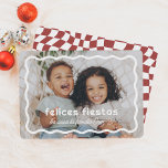 Tarjeta Festiva Felices Fiestas | Borde Ondulado Retro con Foto<br><div class="desc">Esta tarjeta navideña presenta su foto favorita enmarcada por un borde blanco ondulado. El mensaje "Felices Fiestas" aparece en una tipografía divertida, con el nombre de su familia bajo letra cursiva. El reverso de la tarjeta destaca con un patrón retro de cuadros ondulados. Perfecta para compartir el espíritu festivo con...</div>