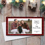 Tarjeta Festiva Felices Fiestas Foto Rustic Buffalo Check Plaid<br><div class="desc">Envíe saludos de vacaciones con esta tarjeta de diversión que incluye su foto enmarcada por un borde de manto de búfalo rojo y negro. Agregue el texto y los nombres de su personalizado. Moderna y moda, pero sencilla y acogedora - una tarjeta que sin duda ofrece sonrisas de vacaciones y...</div>