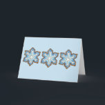 Tarjeta Festiva Felices fiestas Navidades de copos de nieve azul H<br><div class="desc">Las tarjetas presentan un ilustracion de marca original de una galleta azucarada con forma de copo de nieve azul. ¡Perfecto para Navidades o Hanukkah! Este diseño vacacional también está disponible en otros productos. ¿No ves exactamente lo que buscas? Contacte con Rebecca para tener un producto personalizado sólo para usted!</div>