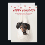 Tarjeta Festiva Felices Howlidays | Navidades fotográficos de Masc<br><div class="desc">Esta linda y divertida tarjeta de vacaciones dice "Felices Howlidays" con un moderno tipo de letra roja, y muestra la foto de tu perro mascota junto con las huellas de pata roja y las rayas en la parte posterior. ¡La manera perfecta y elegante de desear a todos una Feliz Navidad...</div>
