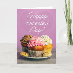 Tarjeta Festiva Felices pasteles y galletas de día en morado