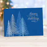 Tarjeta Festiva Felices vacaciones Blue Silver Winter Scene Busine<br><div class="desc">Desee a sus empleados, clientes y contactos corporativos "Felices Fiestas" esta temporada de invierno con esta elegante tarjeta de vacaciones. Este diseño de temporada incluye pinos modernos y un cielo nocturno con estampado y texto en un guión decorativo. Los colores de diseño son el azul y la marina, con colores...</div>