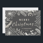 TARJETA FESTIVA FELICITACIÓN DE CHRISTMAS WINTER FOLIAGE CHALKBOAR<br><div class="desc">FELIZ NAVIDAD: Marco botánico luminoso y alegre con poinsettia, hueso, bayas y follaje sobre fondo de pizarra. Personalice esta elegante foto de vacaciones saludando la tarjeta plana con su nombre familiar y agregue sus fotos familiares favoritas. Personalizar para cambiar el diseño de la foto o el color de fondo. Una...</div>