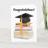 Felicitaciones Graduado Cap en Pila de Libros