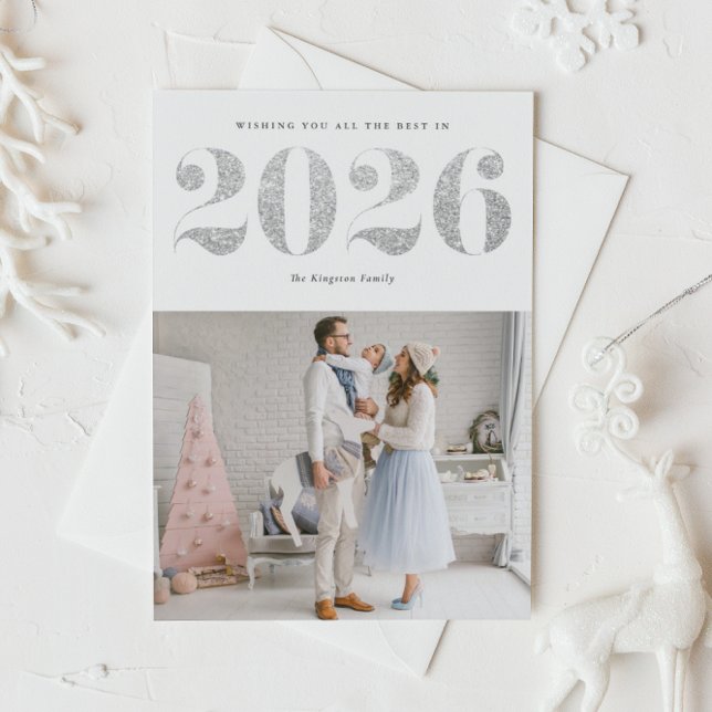 Tarjeta Festiva Feliz Año Nuevo Feliz 2025, Purpurina falso platea (Ring in 2026 with this sparkly Happy New Year photo card featuring faux silver glitter.)