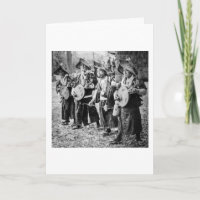 Feliz banda de músicos en vieja música del vintage