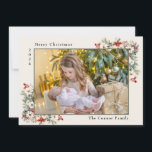 Tarjeta Festiva Feliz Collage de fotos navideño Poinsettias<br><div class="desc">Elegante tarjeta de felicitación para Navidades de 5 fotos con texto, "Feliz Navidad". Personalizado con el año y el apellido, también. Las fotos están en la parte delantera y trasera de la tarjeta. La decoración se basa en la presencia de puntitas rojas y blancas y en la vegetación. Comuníquese conmigo...</div>