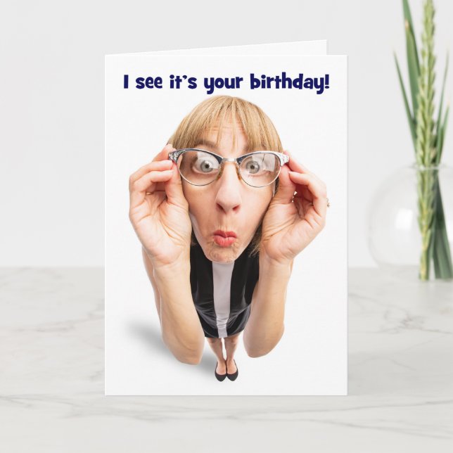 Tarjeta Festiva Feliz cumpleaños de una mujer divertida en un vaso (Anverso)