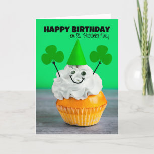 Tarjeta Festiva Feliz cumpleaños en el día de San Patricio Cupcake