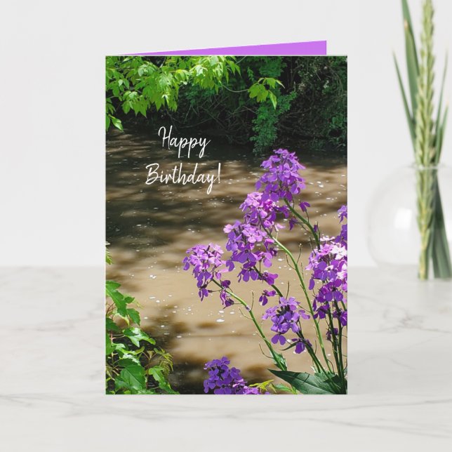 Tarjeta Festiva Feliz cumpleaños, flores moradas y transmisión (Anverso)