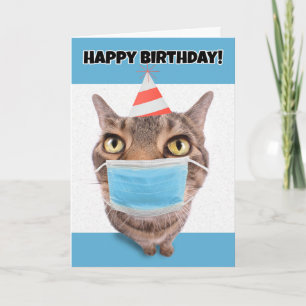 Tarjeta Festiva Feliz cumpleaños, gato tabby, en la máscara facial