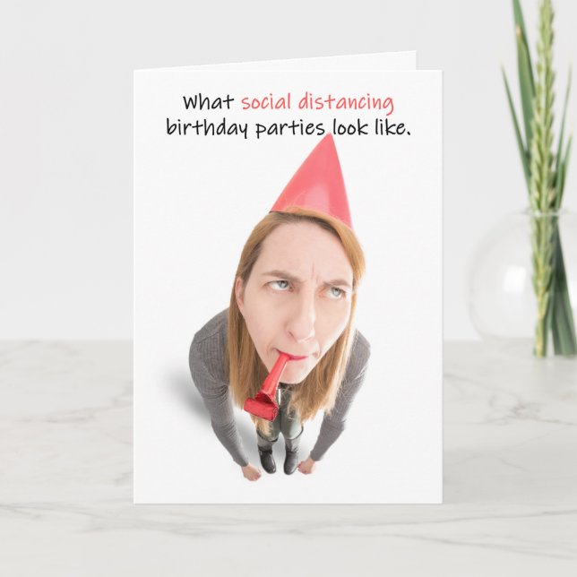 Tarjeta Festiva Feliz cumpleaños, HUmor de distanciamiento social (Anverso)