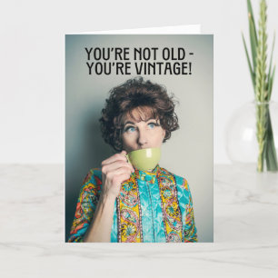 Tarjeta Festiva Feliz cumpleaños, mujer vintage come té