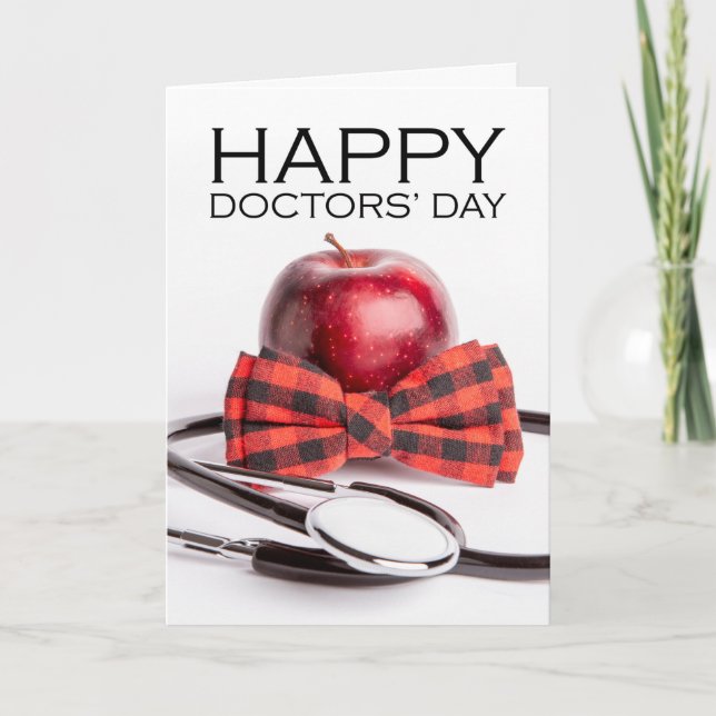 Tarjeta Festiva Feliz Día de los Médicos Apple en Bow Tie Stethosc (Anverso)