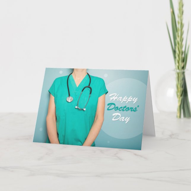 Tarjeta Festiva Feliz Día del Médico de la mujer en Scrubs y Steth (Anverso)