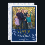 Tarjeta Festiva Feliz feriado de fotos azul oscuro en Hanukkah<br><div class="desc">Esta tarjeta de felicitación de Hanukkah presenta una foto cuadrada y un texto de moda escrito a mano "Happy Hanukkah" en un fondo azul oscuro. El diseño se acentúa con hojas azul claro.</div>