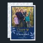 Tarjeta Festiva Feliz feriado de fotos azul oscuro en Hanukkah<br><div class="desc">Esta tarjeta de felicitación de Hanukkah presenta una foto cuadrada y un texto de moda escrito a mano "Happy Hanukkah" en un fondo azul oscuro. El diseño se acentúa con hojas azul claro.</div>