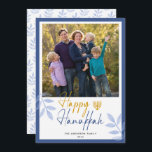 Tarjeta Festiva Feliz feriado de fotos blancas en Hanukkah<br><div class="desc">Esta tarjeta de felicitación de Hanukkah presenta una foto cuadrada y un texto de moda escrito a mano "Happy Hanukkah" sobre un fondo blanco con un borde azul oscuro. El diseño se acentúa con hojas azul claro y una menorah dorada.</div>