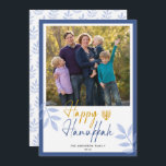 Tarjeta Festiva Feliz feriado de fotos blancas en Hanukkah<br><div class="desc">Esta tarjeta de felicitación de Hanukkah presenta una foto cuadrada y un texto de moda escrito a mano "Happy Hanukkah" sobre un fondo blanco con un borde azul oscuro. El diseño se acentúa con hojas azul claro y una menorah dorada.</div>