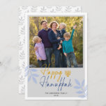 Tarjeta Festiva Feliz feriado de fotos de Hanukkah Light Gray<br><div class="desc">Esta tarjeta de felicitación de Hanukkah presenta una foto cuadrada y un moderno texto escrito a mano "Happy Hanukkah" en un fondo gris claro. El diseño se acentúa con hojas azul claro.</div>
