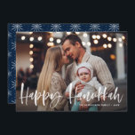 Tarjeta Festiva Feliz foto de las letras del pincel de Hanukkah<br><div class="desc">¡Feliz Hanukkah! Envíe saludos y deseos de vacaciones con esta rústica tarjeta plana de vacaciones. Incluye 'Hanukkah feliz' en letras de la mano del cepillo. Personaliza esta tarjeta de vacaciones añadiendo tu foto,  saludo,  nombres y otros detalles favoritos. Disponible como tarjeta plana,  tarjeta plegada y postal.</div>